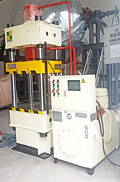 液壓機定制客戶定制的200噸四柱壓力機由液壓機供應商成都正西液壓機供應，圓滿交貨！